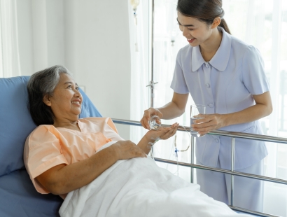 Dịch vụ chăm sóc hộ lý chuyên nghiệp – Giải pháp an tâm cho gia đình hiện đại