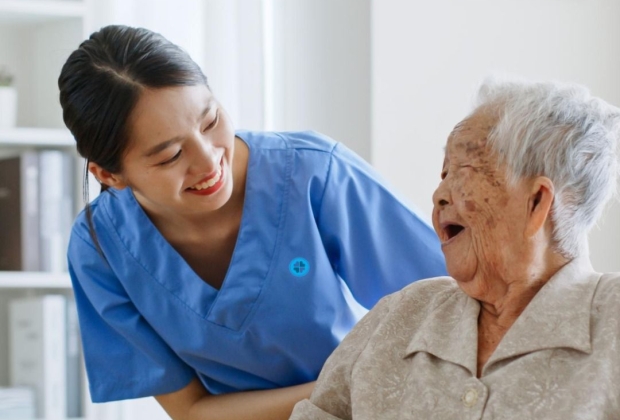 Dịch Vụ Hộ Lý Chu Đáo – Theo Dõi Sức Khỏe Sát Sao
